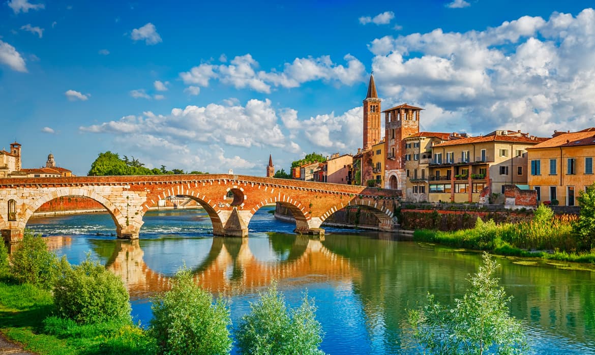 Brücke und historische Gebäude an Fluss