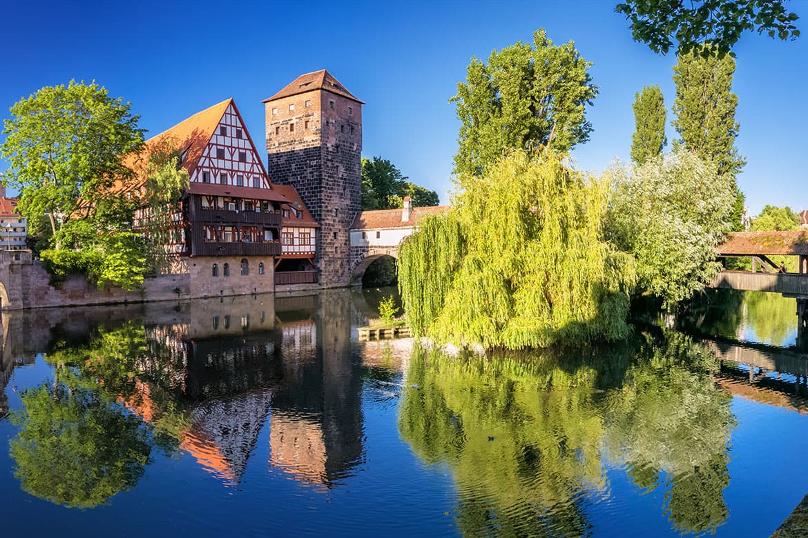 Bild von Fluss und Fachwerkhäuschen in Nürnberg, Franken