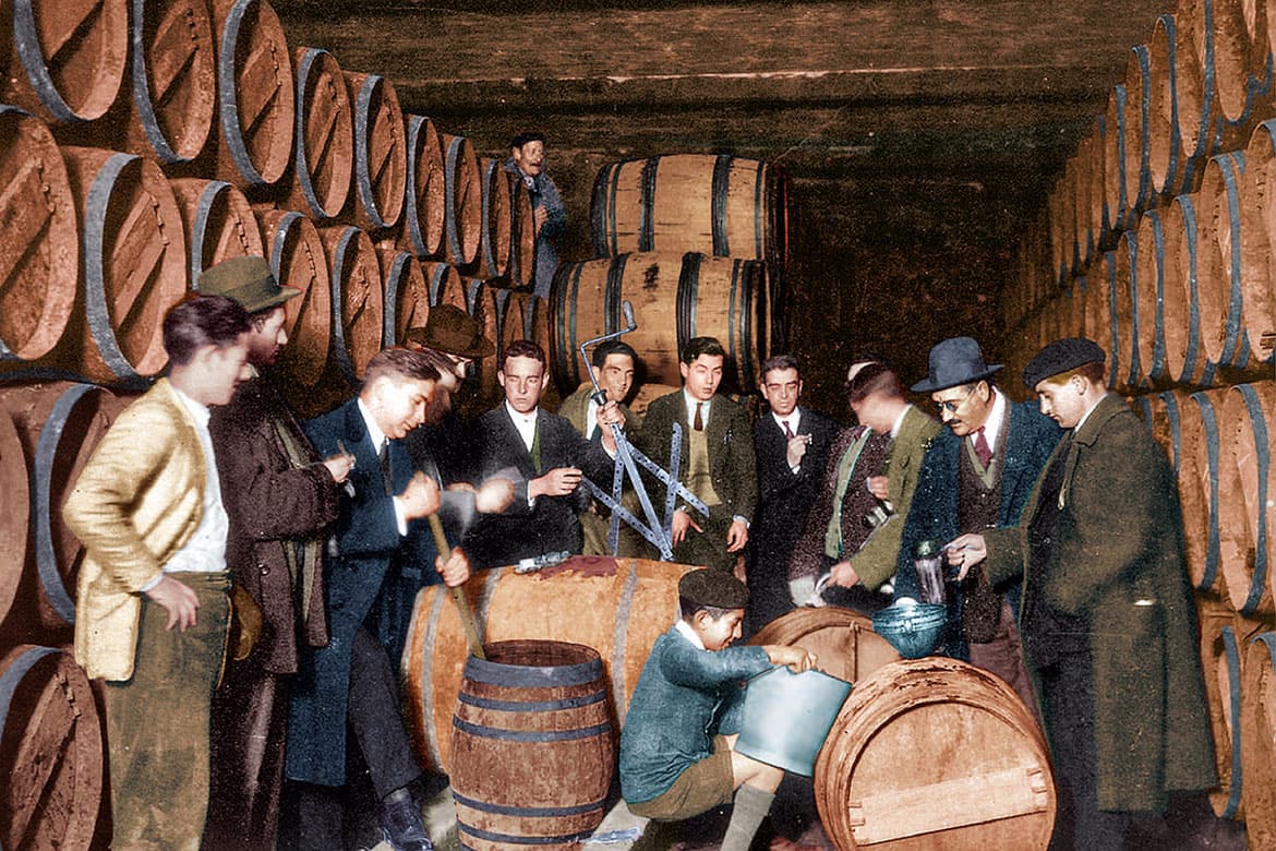 altes Foto vom Weinkeller mit Leuten