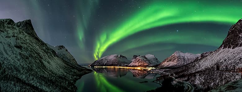 Polarlichter über norwegischer Landschaft