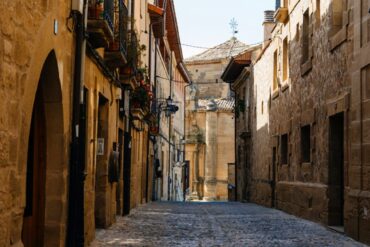 Kleine Gasse in Rioja