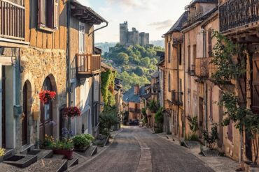 Kleine Gasse in Frankreich mit Steinhäusern