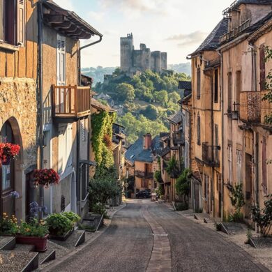 Kleine Gasse in Frankreich mit Steinhäusern