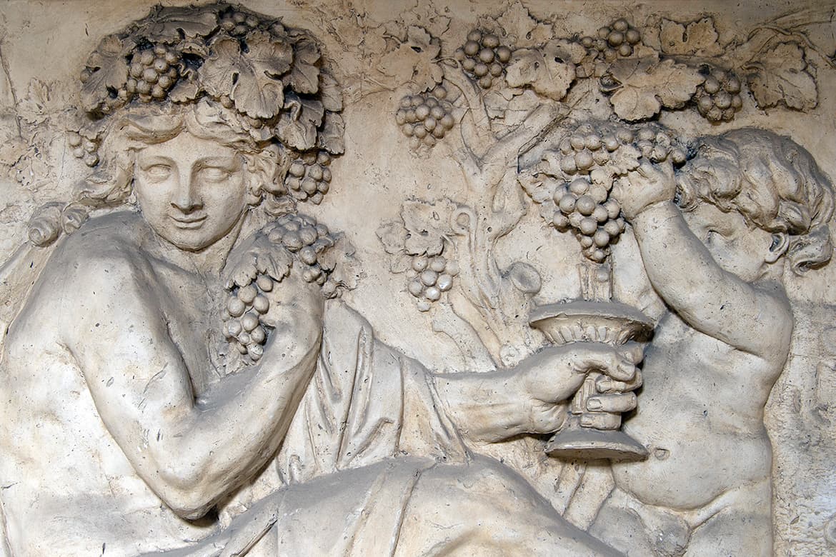 Altes Wandbildnis zweier Engel mit Trauben und Krügen in der Hand in der Weinherstellung