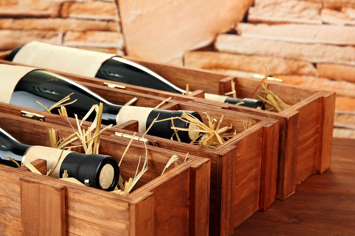 Wein in Holzkisten verpackt mit Stroh gepolstert