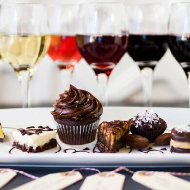 Verschiedene Weingläser und Desserts auf Tisch