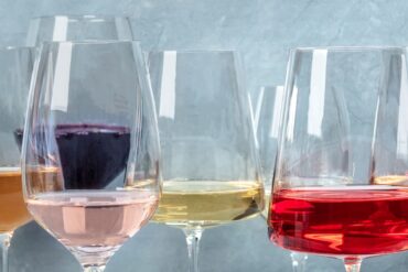 Verschiedene Weingläser befüllt mit verschidenen Arten von Wein