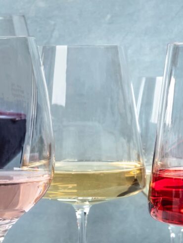 Verschiedene Weingläser befüllt mit verschidenen Arten von Wein