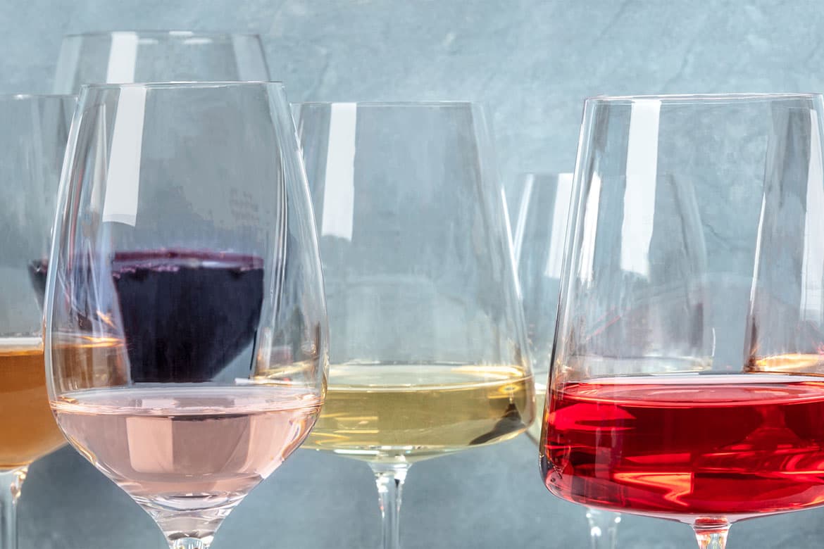 Verschiedene Weingläser befüllt mit verschidenen Arten von Wein