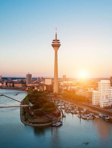 Düsseldorfer Skyline bei Sonnenuntergang