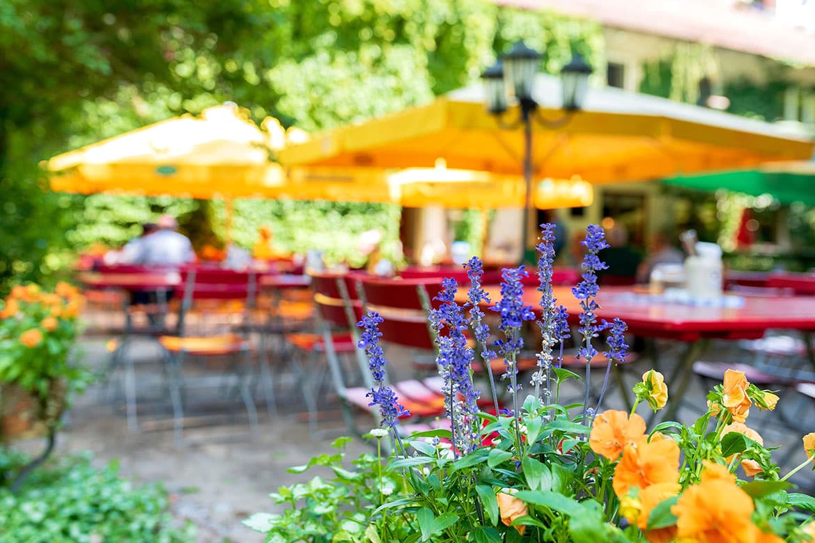 Biergarten in München mit Blumen