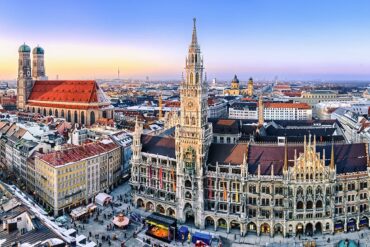 muenchen weinbars Münchener Marktplatz im Hintergrund die Frauenkirche | KI-generiert