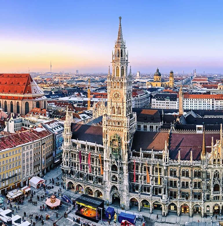 muenchen weinbars Münchener Marktplatz im Hintergrund die Frauenkirche