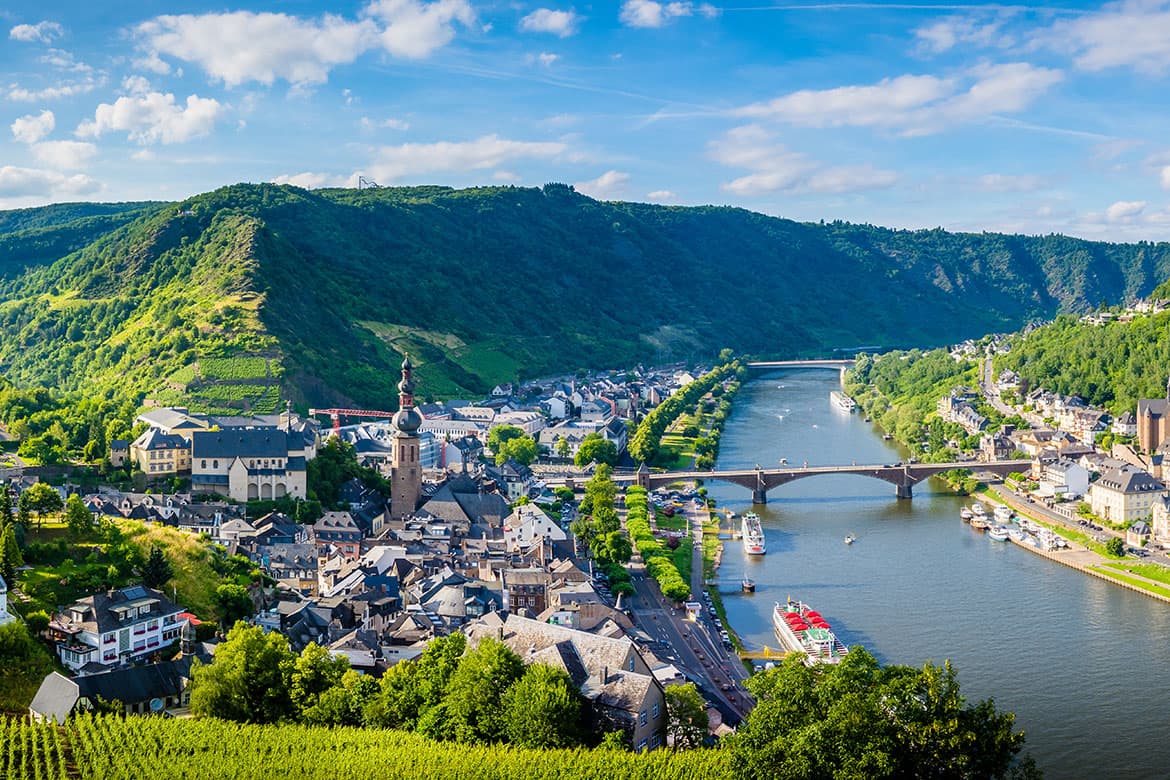 Panorama von der Mosel und umliegenden Weinbergen