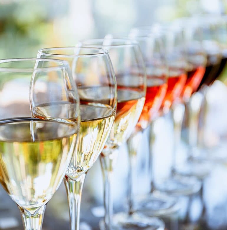 Verschiedene Weinarten in Gläsern