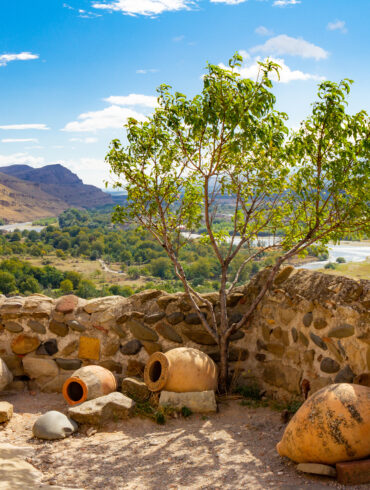 georgien qvevris draussen blauer himmel georgien qvevris draussen blauer himmel | Silkes Weinblatt