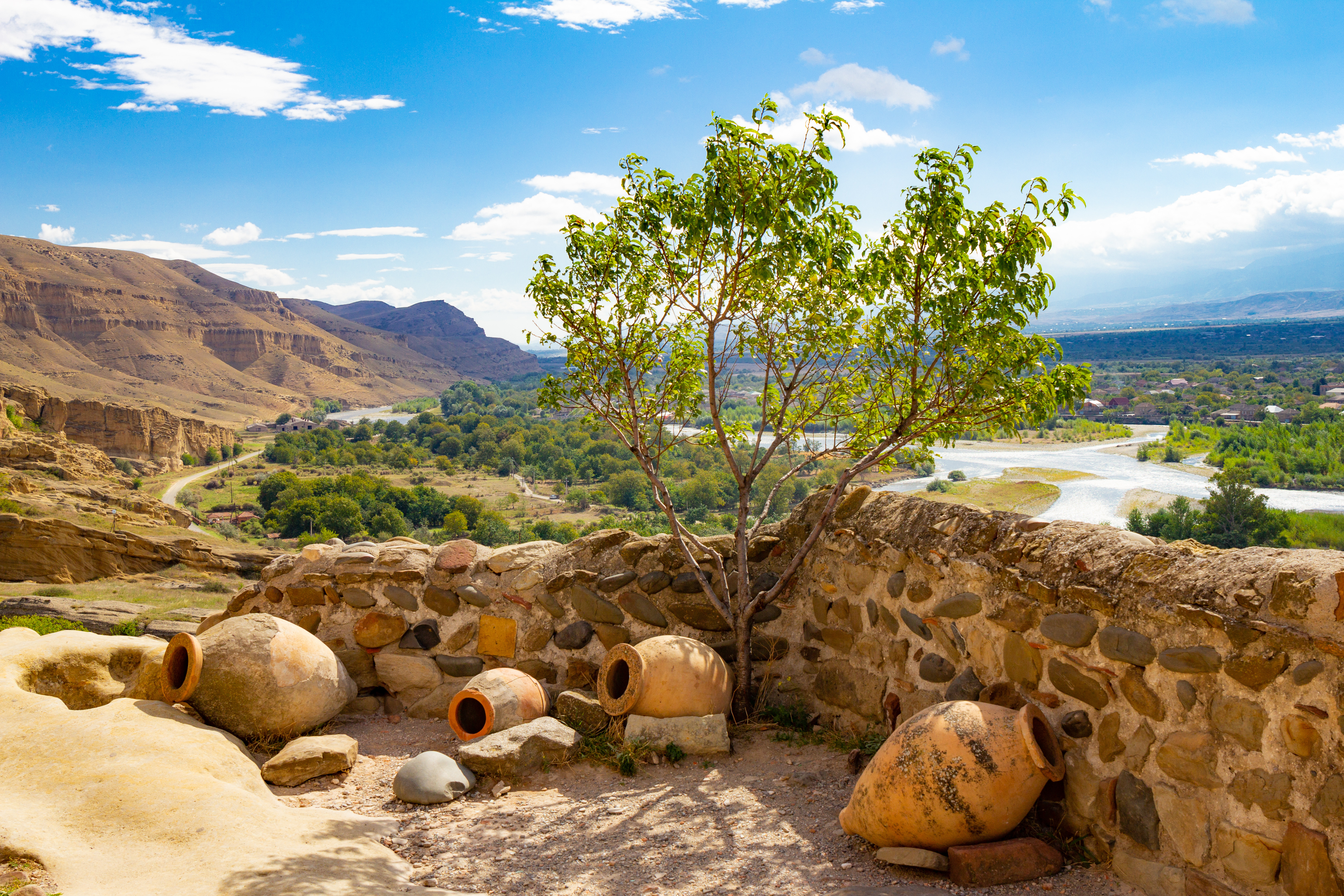 georgien qvevris draussen blauer himmel georgien qvevris draussen blauer himmel | Silkes Weinblatt